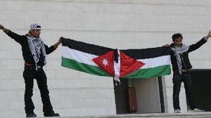 نشطاء يرفعون علم الأردن وفلسطين - أرشيفية 