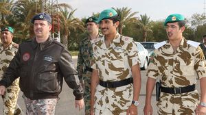 ناصر  آل خليفة وخالد آل خليفة مع فيصل بن الحسين خلال زيارة لأحد مواقع التدريب التابعة للقوات الاردنية(أرشيفية)- وكالة أنباء البحرين