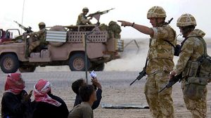 عناصر من الجيش البريطاني أثناء اعتقال مدنيين عراقيين- أرشيفية