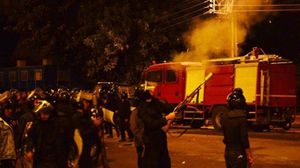 مشهد من هجوم عناصر الأمن على مسيرة طلاب الأزهر - ا ف ب
