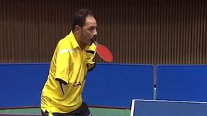 إبراهيم حمتو يلعب تنس الطاولة بأسنانه - ا ف ب