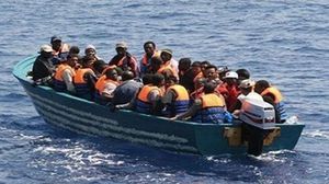 مهاجرون غير شرعيين في عرض البحر يقصدون أوروبا - ا ف ب