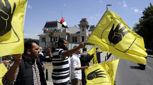 متظاهرون مصريون أمام السفارة المصرية بإسطنبول احتجاجا على إجراء الانتخابات - الأناضول