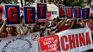 فيتناميون يرفعون شعارات مناهضة للصين - أ ف ب
