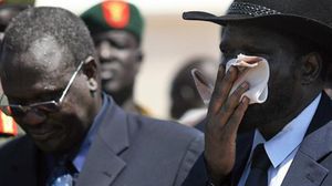 زعيم حركة التمرد في دولة جنوب السودان ريك مشار (يسار) - أرشيفية