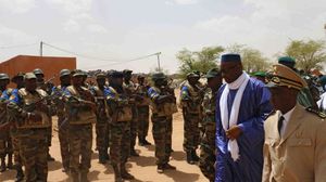 رئيس وزراء مالي موسى مارا يستعرض قوات عسكرية نظامية إبان وصولها إلى كيدال - ا ف ب