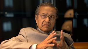 رئيس وزراء ماليزيا السابق مهاتير محمد رفع دعوى قضائية ضد نجيب اتهمه فيها بالفساد - أرشيفية