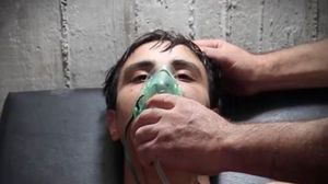 مصاب في إحدى هجمات غاز الكلور في سورية يتلقى الإسعافات (أرشيفية)