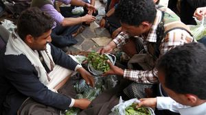 يمنيون يشترون القات في صنعاء - أ ف ب