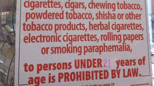 إعلان في نيويورك عن حظر بيع التبغ لمن هم دون 21 من العمر - أ ف ب