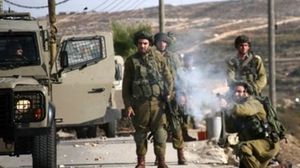جندي إسرائيلي يطلق النار باتجاه الفلسطينيين - ا ف ب