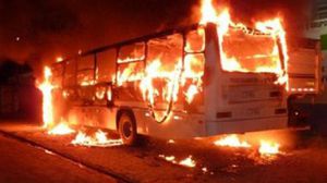 الحريق تسبب به سائق الحافلة - (تعبيرية) فيس بوك