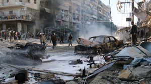 تحطم السيارات والمباني إثر قصف النظام السوري لحلب - ا ف ب