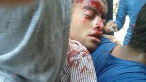 متظاهرون مصريون يحملون أحد القتلى بتظاهرات الشرعية - عربي21