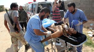 تقديم الإسعافات لجرحى بنغازي - ا ف ب