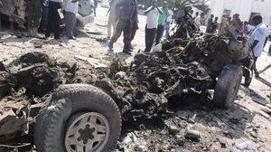 مخلفات أحد الانفجارات التي وقعت في البرلمان الصومالي - ا ف ب