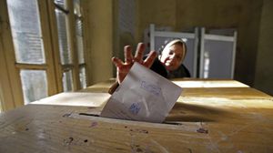 مصرية تدلي بصوتها في الانتخابات البرلمانية السابقة - أرشيفية
