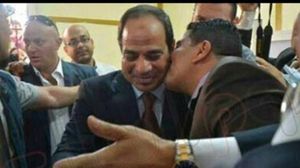 مشهد قبلة السيسي أمام مركز الاقتراع - (من صور اليوم السابع)