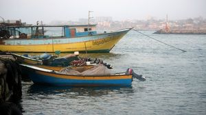 زوارق الصيادين الغزيين مقيدة بسبب اعتداءات البحرية الإسرائيلية المتكررة عليها - أرشيفية