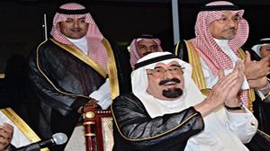 العاهل السعودي أثناء افتتاحه ملعب الجوهرة - ا ف ب