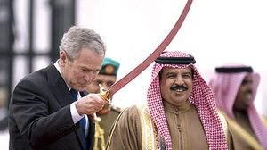 الرئيس الأمريكي السابق بوش يرقص رقصة العرضة السعودية - أرشيفية