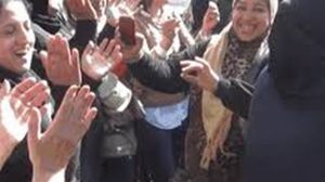 نساء مصريات يرقصن أمام إحدى لجان الاقتراع - ا ف ب