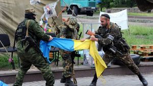 انفصاليو شرق أوكرانيا يمزقون علم أوكرانيا في دونيتسك - ا ف ب