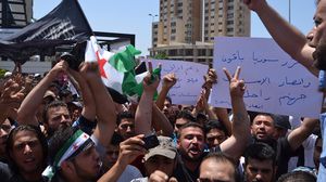 لافتات تندد بالدعم الإيراني والروسي للنظام السوري - الأناضول