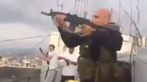 لقطة تظهر المسلح يطلق الرصاص- عربي 21