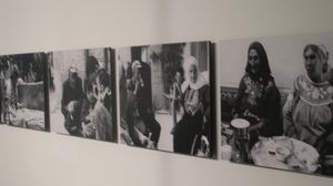 زاوية من المعرض الذي يعرض جانبا من الحياة الفلسطينية بالأبيض والأسود - عربي 21