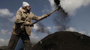 عامل في مصر يجهز الفحم - أرشيفية