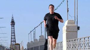 رئيس الوزراء البريطاني ديفيد كاميرون يمارس رياضة المشي - ا ف ب