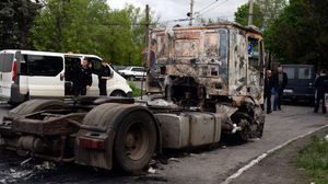 شاحنة محترقة بسلافيانسك جراء القتال بين القوات الحكومية والانفصاليين - أ ف ب
