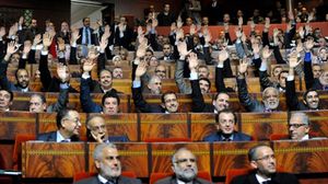 نواب مغربيون يصوتون داخل البرلمان - (عربي21)