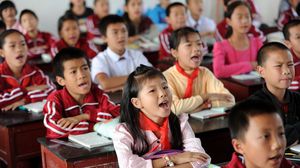 طلاب صينيون أثناء حصة تدريسية في إحدى المدارس في بكين - (أرشيفية)