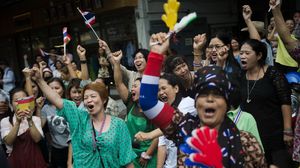 تايلانديون يحتفلون بعد عزل رئيسة الوزراء - ا ف ب
