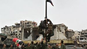 جنود سوريون يحتفلون بالسيطرة على حمص - أ ف ب