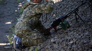 مسلح انفصالي في شرق أوكرانيا يراقب الطريق - أ ف ب