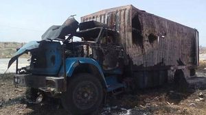 شاحنة المساعدات بعد تعرضها للقصف (الأناضول)