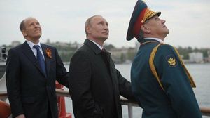 بوتين على متن زورق في البحر الأسود بميناء سيباستوبول بالقرم - الأناضول