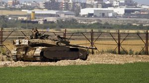  آليات مدفعية إسرائيلية تتوغل خلف السياج - (أرشيفية)