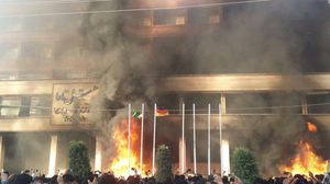 المحتجون أحرقوا الفندق الذي جرت فيه محاولة اغتصابها - تويتر