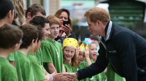 الأمير هاري يزور مدرسة في ستيوارت آيلاند في نيوزيلندا - أ ف ب
