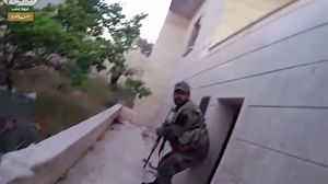 عنصر للنظام السوري تفاجأ بالمقاتلين أمامه قبل قتله - يوتيوب