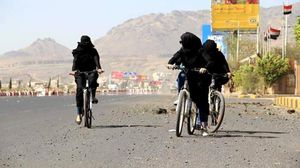 تناقلت مواقع التواصل الاجتماعي صور يمنيات على دراجات هوائية في ميدان السبعين بصنعاء