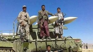 عناصر حوثيون إبان سيطرتهم على منصات صاروخية في الأشهر الماضية - تويتر