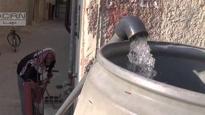 المكبس اليدوي لاستخراج المياه من الآبار في دوما بالغوطة الشرقية