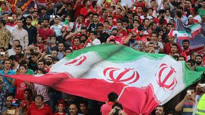 المشجعون الإيرانيون رفعوا لافتات طائفية كتب عليها: يا لثارات الحسين ـ أ ف ب 