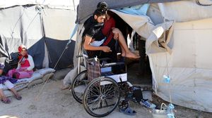 يعيش قسم من هؤلاء المصابين في مخيمات اللاجئين السوريين في تركيا - الأناضول