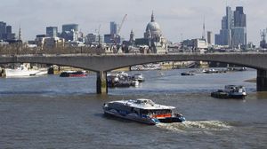 مركب يعبر نهر التيمز باتجاه كاتدرائية سانت بول في وسط لندن - أ ف ب